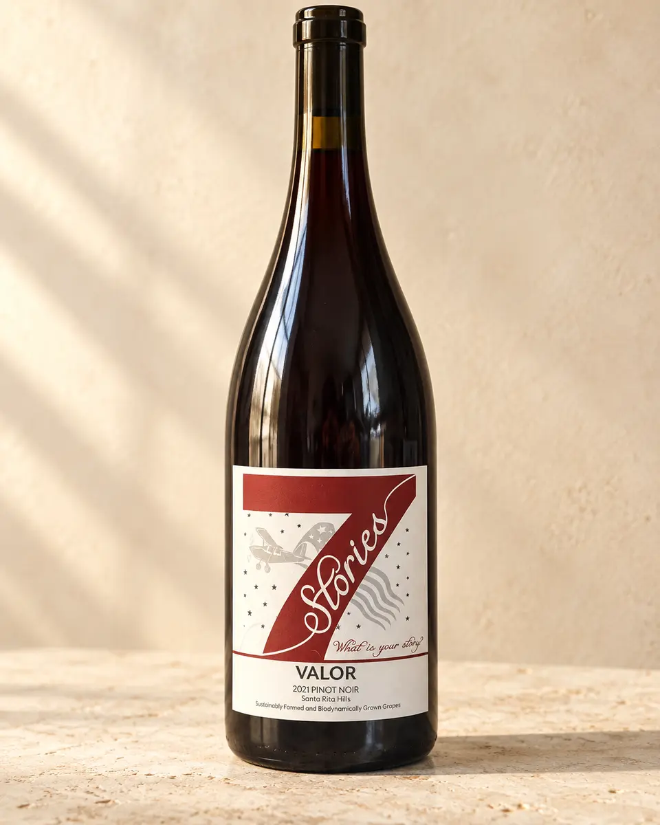 Valor Pinot Noir bottle, studio visualization